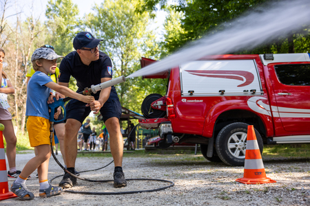 Pohod ob reki, ki povezuje.