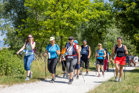 Pohod ob reki, ki povezuje.