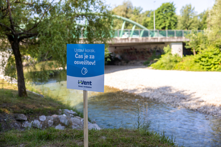 Pohod ob reki, ki povezuje.