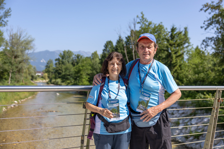 Pohod ob reki, ki povezuje.