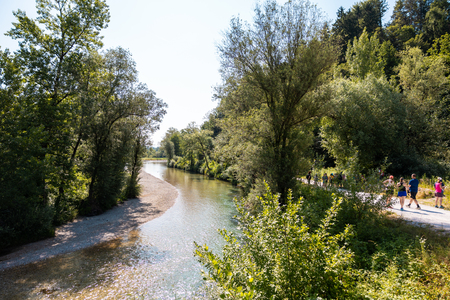 Pohod ob reki, ki povezuje.