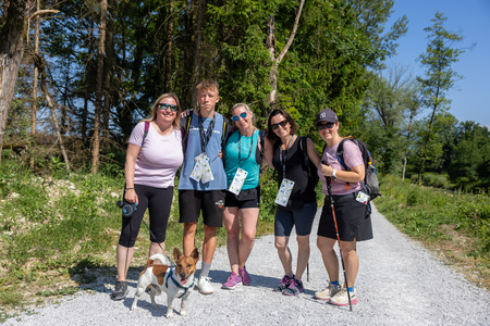 Pohod ob reki, ki povezuje.