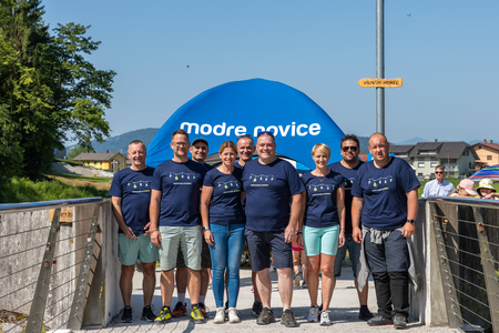 Pohod ob reki, ki povezuje.