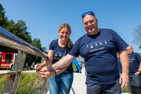 Pohod ob reki, ki povezuje.