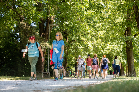 Pohod ob reki, ki povezuje.