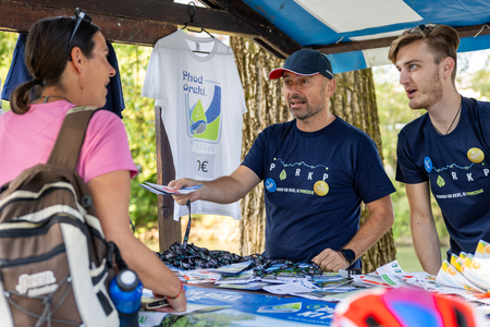 Pohod ob reki, ki povezuje.