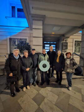 Člani Društva diabetikov Domžale z modrim obročem, ki je simbol ozaveščenosti o sladkorni bolezni 