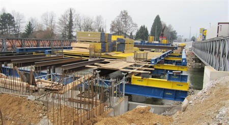 Začasni podporni piloti bodo ob koncu gradnje odstranjeni; foto arhiv Občine Domžale