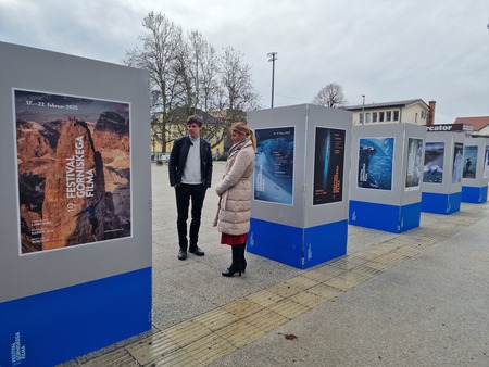 Dvajset let Festivala gorniškega filma – razstava naslovnih plakatov na prostem v središču Domžal.