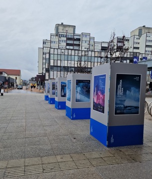 Dvajset let Festivala gorniškega filma – razstava naslovnih plakatov na prostem v središču Domžal.