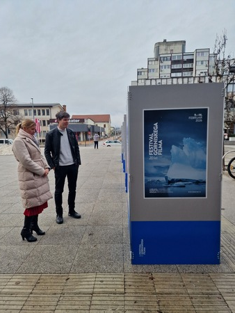 Dvajset let Festivala gorniškega filma – razstava naslovnih plakatov na prostem v središču Domžal.