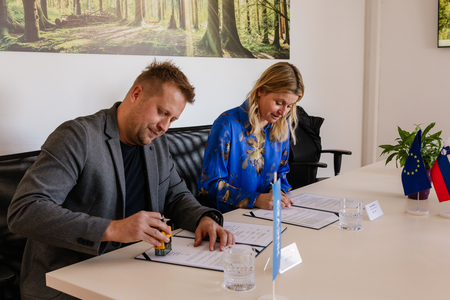 Podpis pogodbe za izvedbo projekta ureditve športne ploščadi v Študi. Foto; Eva Žurbi