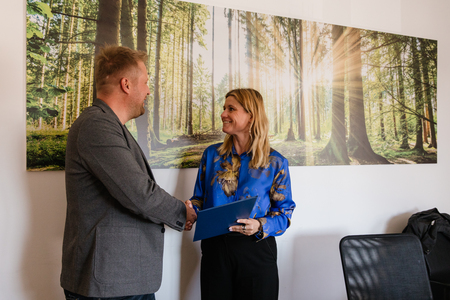 Podpis pogodbe za izvedbo projekta ureditve športne ploščadi v Študi. Foto; Eva Žurbi