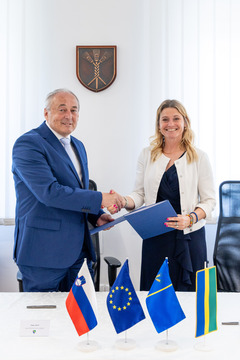 Podpis pogodbe med občinama Domžale in Dol pri Ljubljani; avtor foto Rok Majhenič