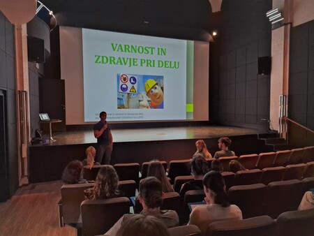 Usposabljanje mladih za počitniško delo
