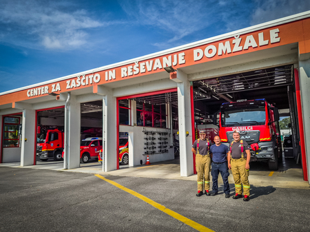 Prostovoljna gasilska društva izvajajo požarno stražo.